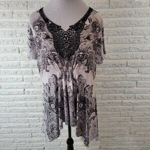 World Unity Womens Top 2X Plus Black White Paisley Asymmetric Lace Trim PAI14E